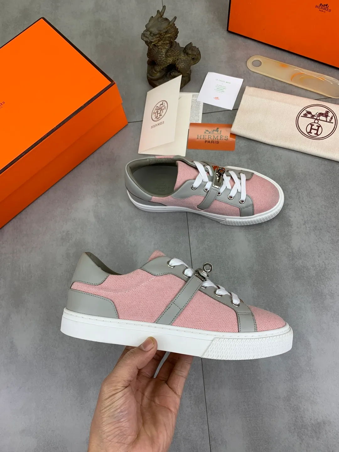 Men's men's shoes 💰P640 New Hermes top version Hermès classic couple style #𝐊𝐞𝐥𝐥𝐲 buckle casual white shoes skateboard shoes that will not conflict with shoes at all. Full of unknowns, Hermès rarely produces flat casual shoes and they are paired with classic palladium-plated Kelly shoe buckles! You'll fall in love with it at first sight. It's super versatile and can be worn with any skirt or pants. 🉑️Close your eyes and wear it. It's super noble. Fabric: Specific cowhide/canvas material. Lining: Sheepskin lining. Outsole: Original molded TPU outsole. Size: 35-45.